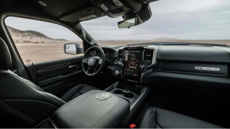 Под капотом находится 6,2-литровый двигатель HEMI…
