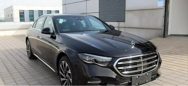 Компания Mercedes-Benz показала длиннобазную…