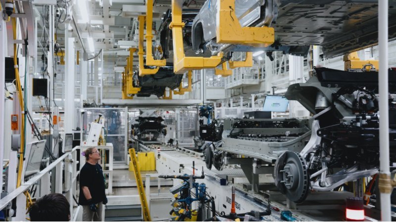 Первый Rivian R1T с двумя двигателями сошел с…