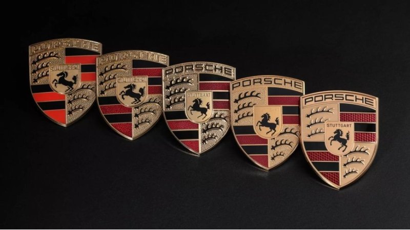 До появления герба в 1952 году автомобили Porsche…