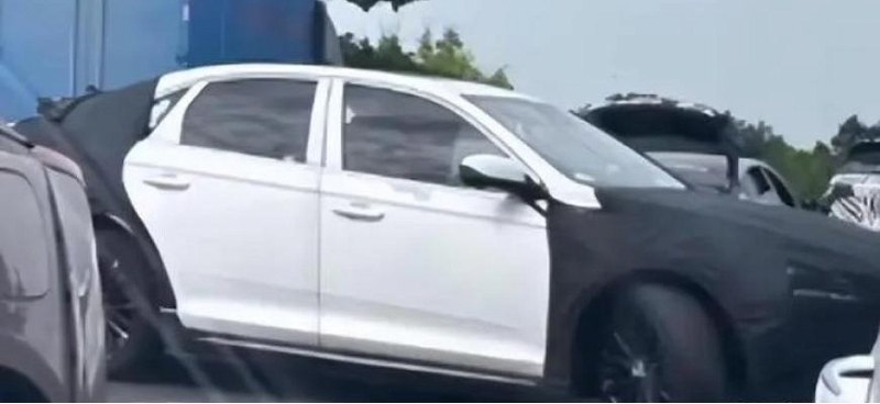 Компания Geely проводит испытания нового седана…