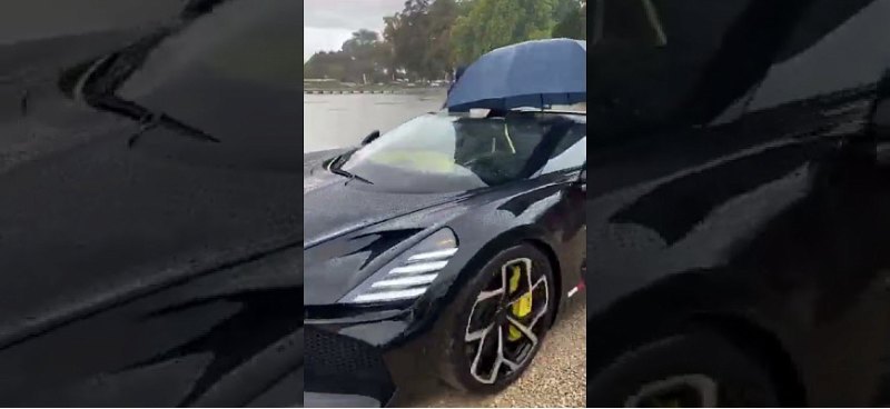 Водитель Bugatti Mistral спасается от дождя с…