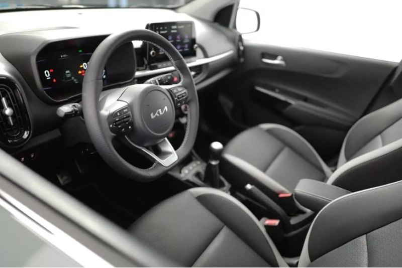 В задней части спортивного автомобиля GT-Line…