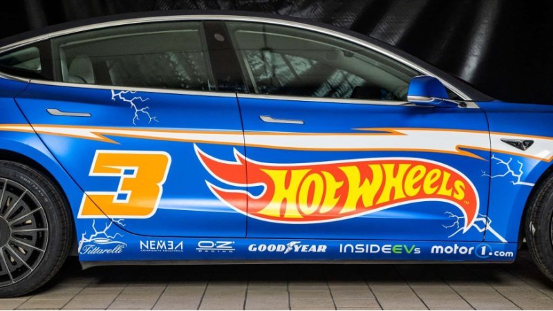 Tesla Model 3 Hot Wheels оснащена 19-дюймовыми…