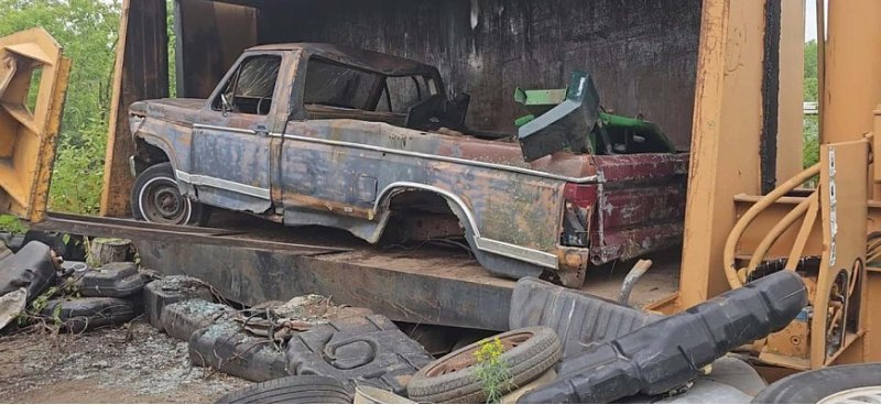 В этом видео, Buick 1959 года и Ford F-150 1980-х…