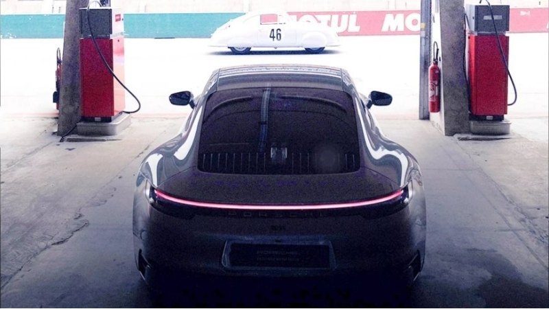 Задний бампер модели взят либо от 911 Carrera с…