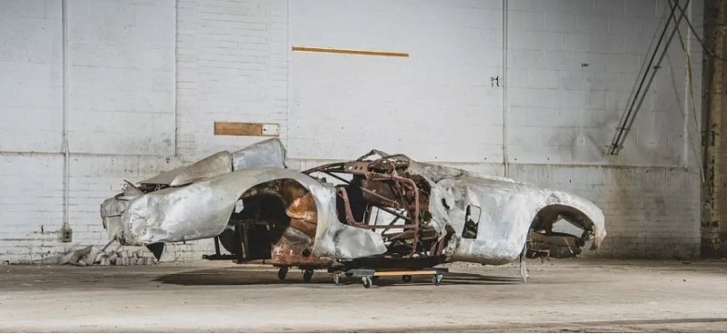 Поврежденный пожаром Ferrari 500 1954 года стоит…