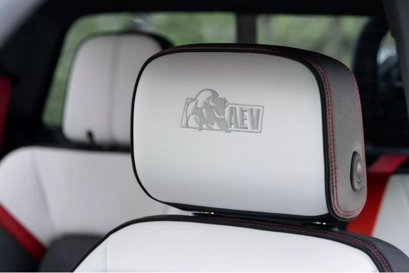 Canyon AT4X AEV Edition отличается наличием…