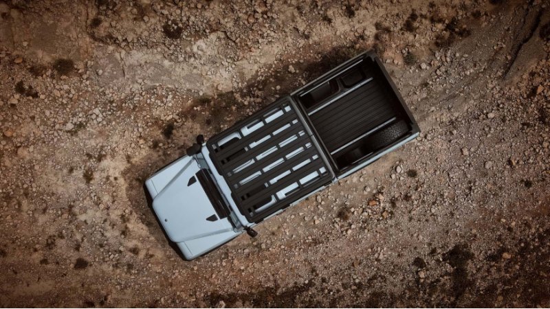 В то время как Land Rover Defender в кузове пока…