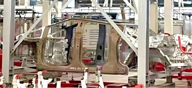 На этом фото показан голый кузов электрического…