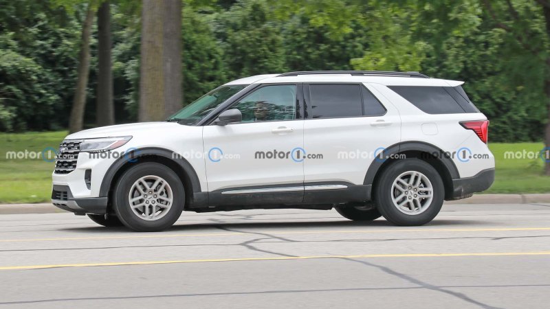 В Китае Ford Explorer получил огромный экран на…