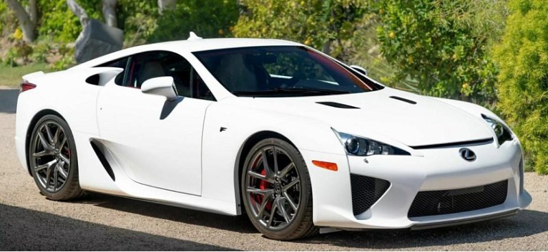 На аукцион выставили почти новый Lexus LFA, 12…