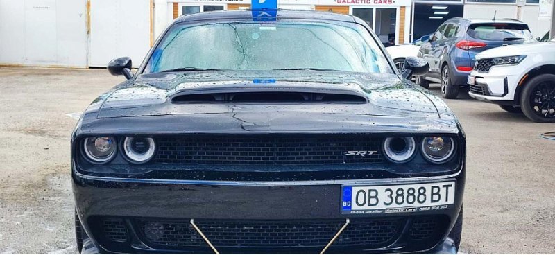 Этот Dodge Challenger является учебным авто в…