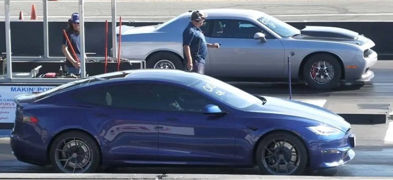 Драг-рейсинг: Tesla Model S Plaid против Dodge…