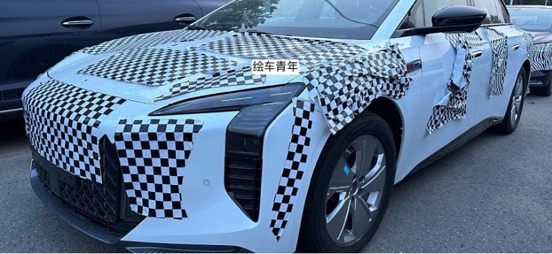 Серийную версию Hongqi E001 засняли в Китае во…
