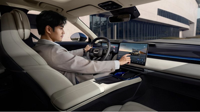 Оснащается Lynk & Co 08 гибридной силовой…