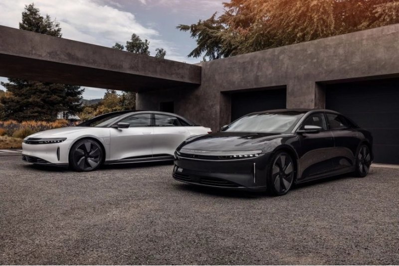 Хотя Lucid поставила меньше автомобилей, чем…