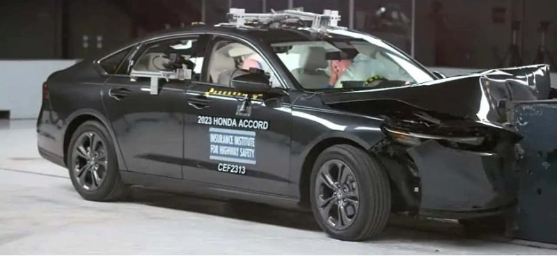 IIHS провел серию краш-тестов для седанов…