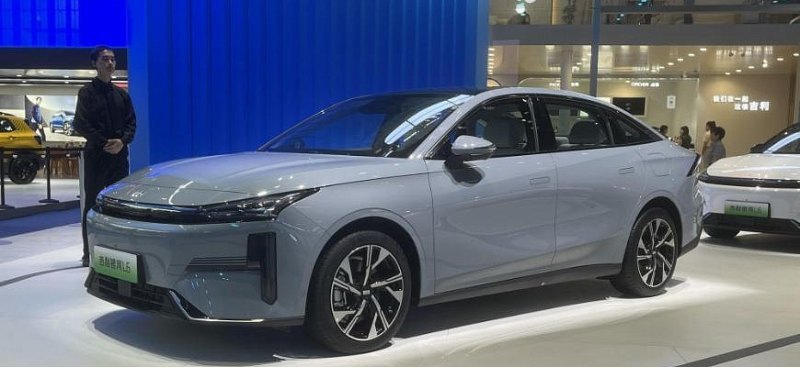 Компания Geely представила в Чэнду гибридный…