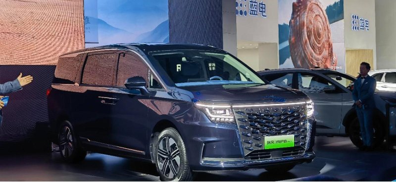 Компания JAC представила роскошный минивэн Refine…