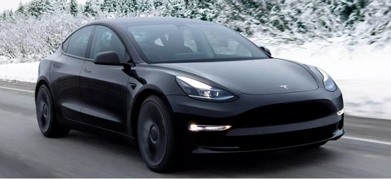 Электромобиль Tesla вышел из строя и разбился,…