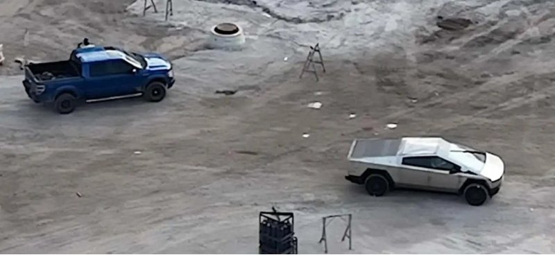 Посмотрите, как Tesla Cybertruck едет по…