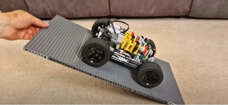 Посмотрите, как автомобиль Lego с легкостью…