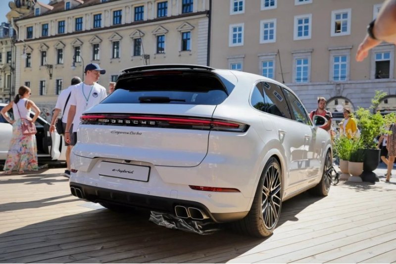 Turbo E-Hybrid имеет те же визуальные обновления,…