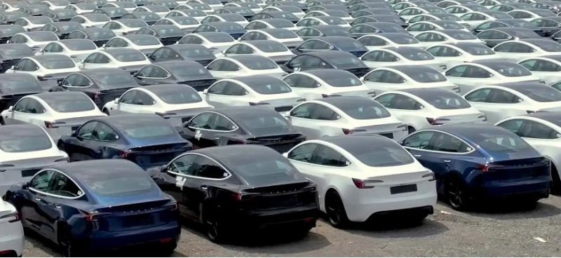 Сотни уже собранных электромобилей Tesla Model 3…
