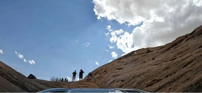 Вид из салона: внедорожник Jeep Wrangler…