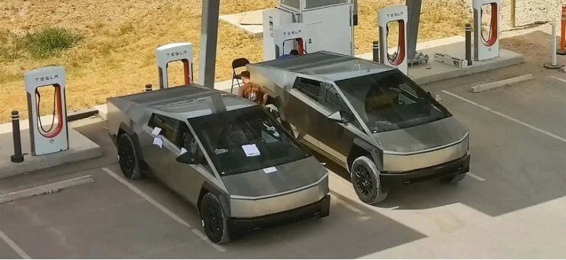 Два экземпляра Tesla Cybertruck показывают…