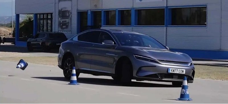 На видео показано, как китайский электромобиль…