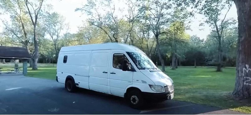 В этом кемпере Mercedes Sprinter Stealth есть…