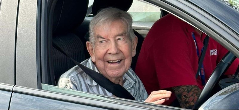 98-летний мужчина возвращается на место водителя…