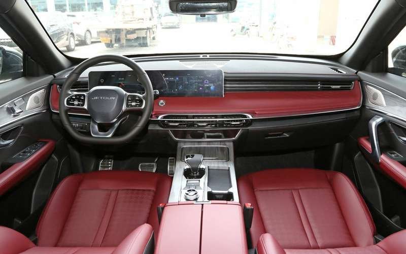 Оснащается Jetour X70 Pro 197-сильным бензиновым…