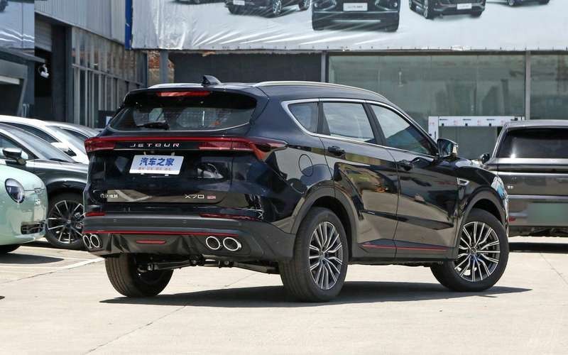 Оснащается Jetour X70 Pro 197-сильным бензиновым…