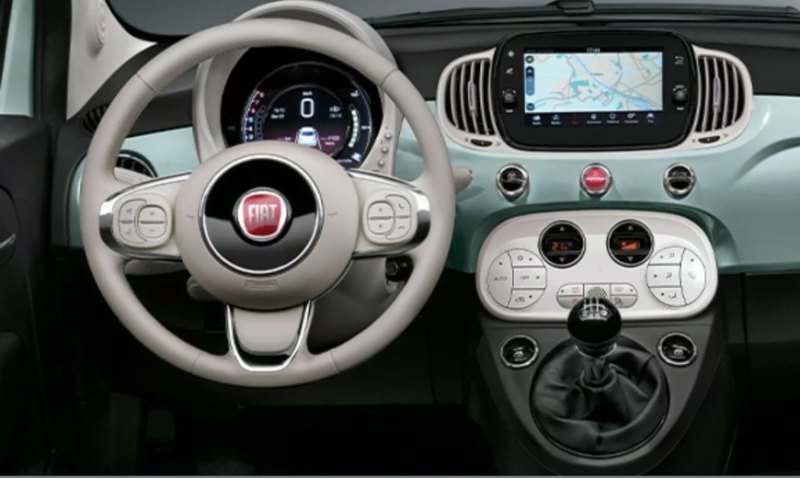 В салоне Fiat 500 установлены черные тканевые…
