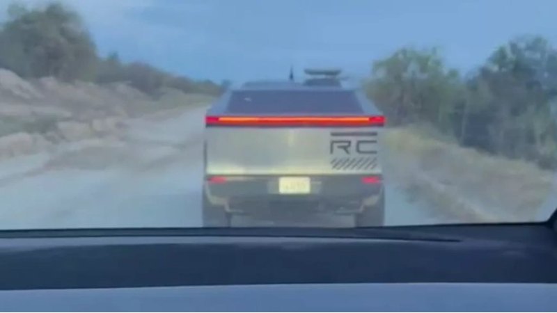 Путешествие двух Tesla Cybertruck стало возможным…