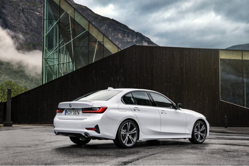 Немецкий премиальный седан BMW 3 серии (за 4,37…