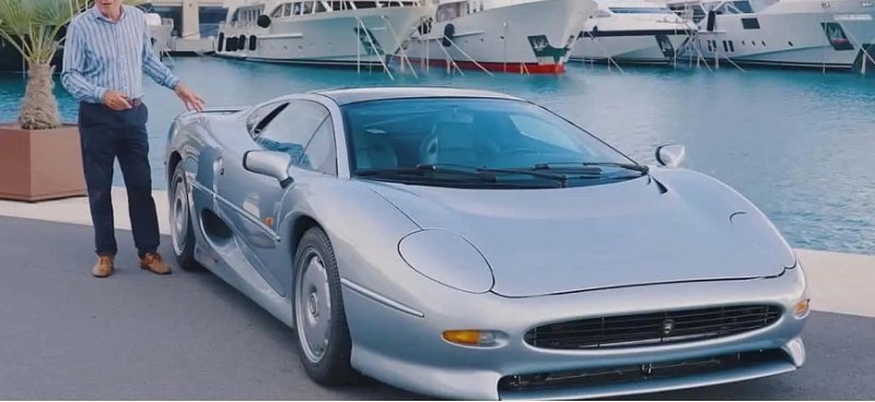 Суперкар Jaguar XJ220 выглядит очень эффектно в…