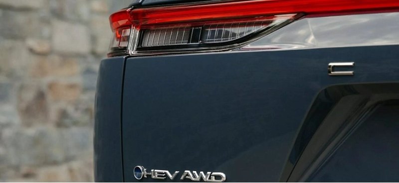 Toyota анонсировала на тизере гибридный кроссовер…
