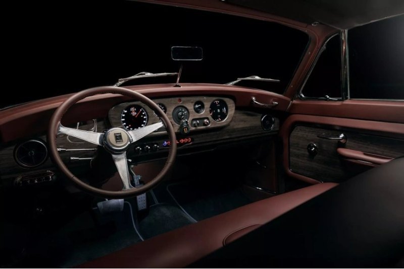 Логотип Rolls-Royce всегда остается в…