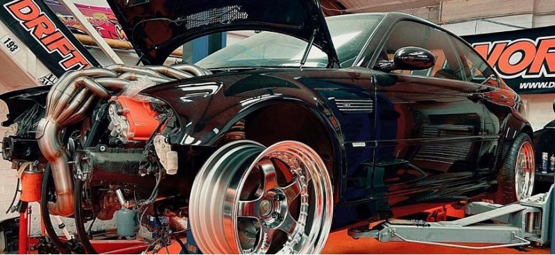 Под капотом этого BMW M3 находится мощный V10 от…