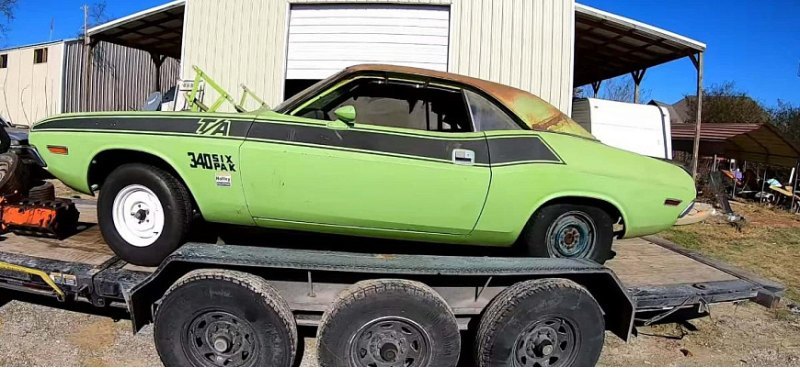 В старом гараже найдено редкое купе Dodge…