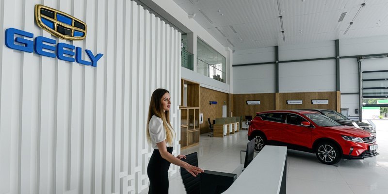 В небольшом автосалоне на северо-востоке столицы…