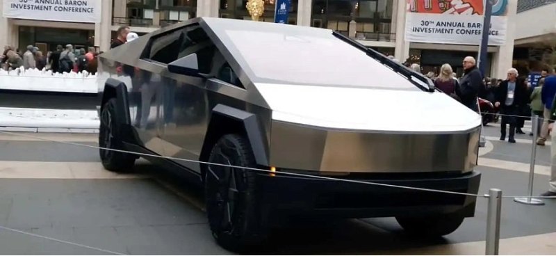 Tesla Cybertruck удалось заснять крупным планом и…