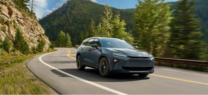 Toyota выпустила электрический кроссовер Crown…