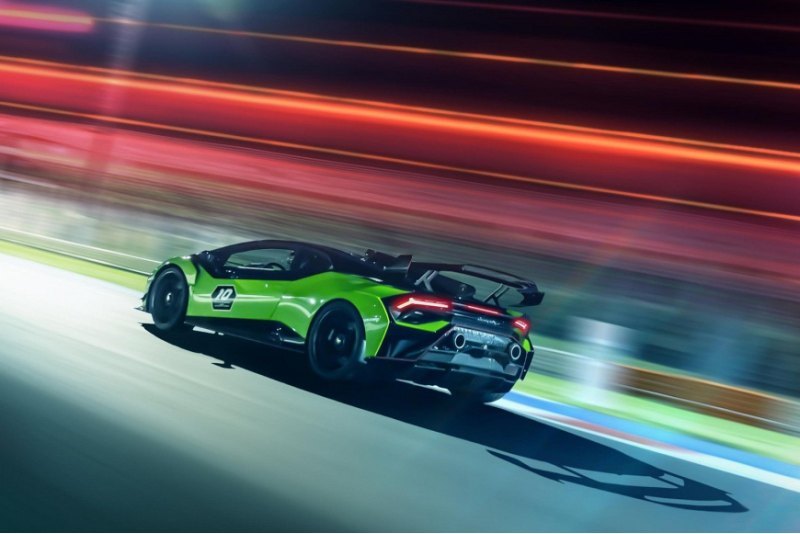 Lamborghini также добавила набор гоночных…