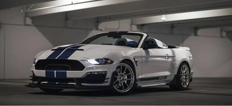 На аукционе продается 825-сильный родстер Shelby…
