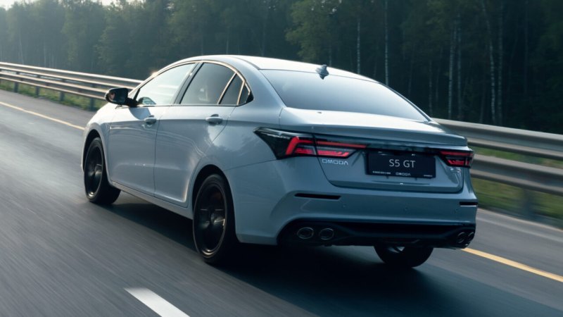 В компании Omoda решили продвигать седан S5 GT…